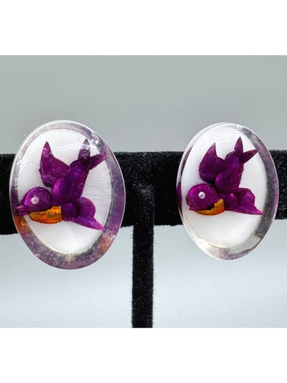 Vintage Lucite Intaglio Bird Earrings Screw Back 1940s Reverse Painted Purple - Picture 2 of 10